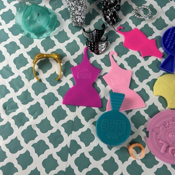 LOL Surprise OMG Dolls Accessories Clothes Mixed Lot Earrings Shoes 20+ Pieces - Picture 6 of 7
